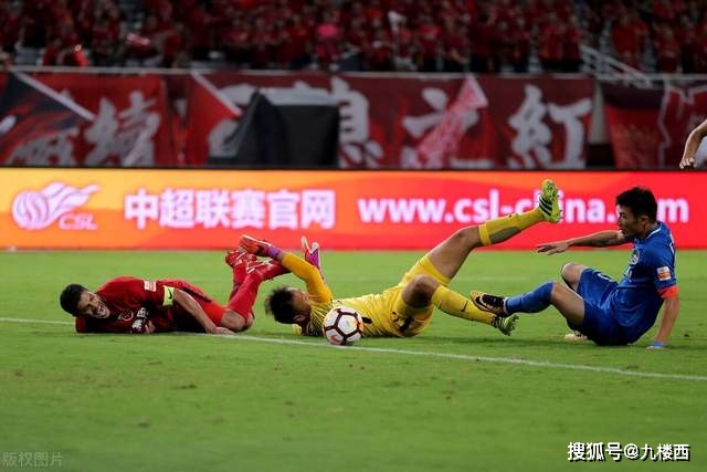 保级在望？！帕利尼亚破门，和队友疯狂庆祝，热刺1-0领先埃弗顿