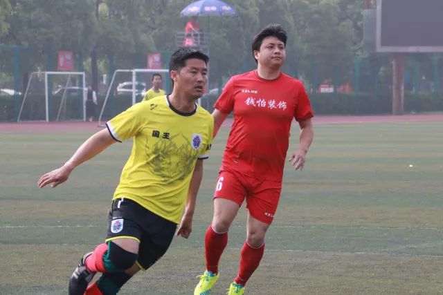 德国队公布世界杯参赛阵容，40岁诺伊尔和18岁卡尔一起入选